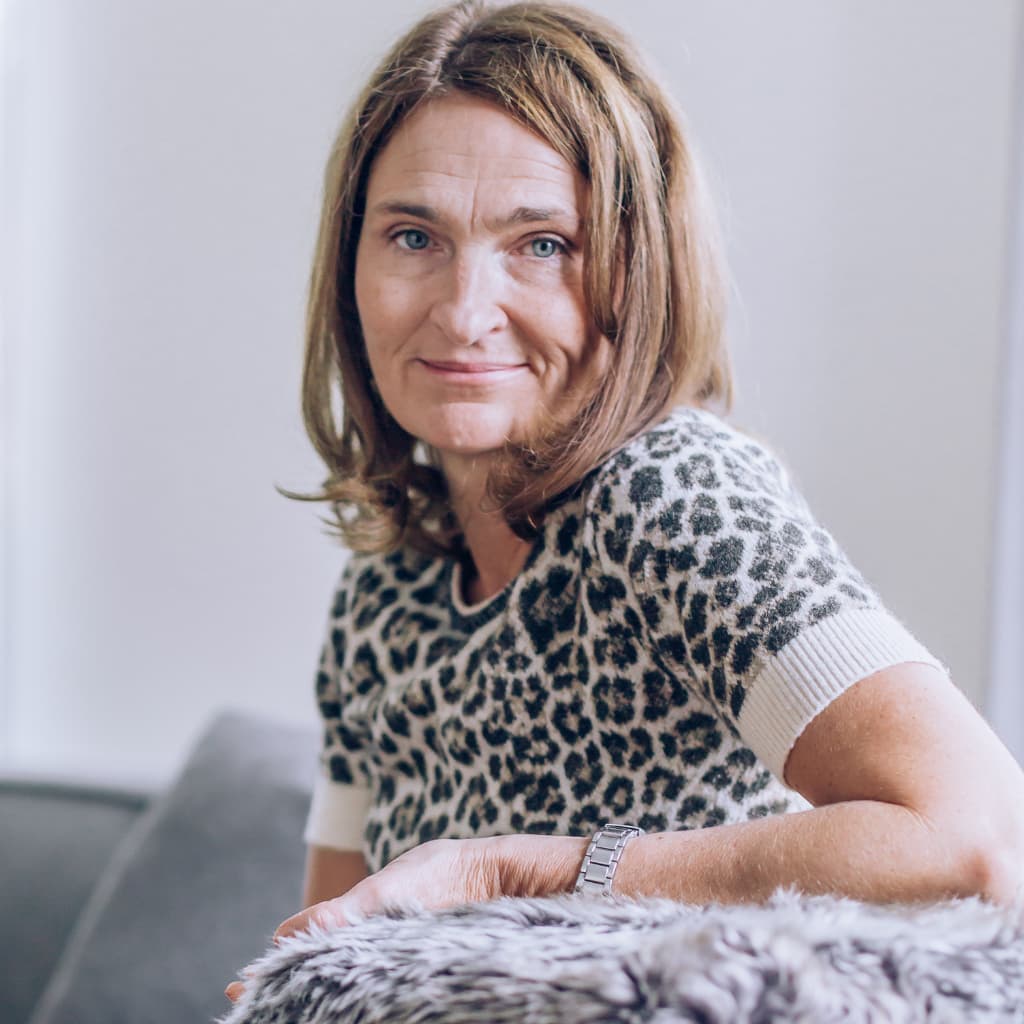 Gertrud Angerer sitzt entspannt