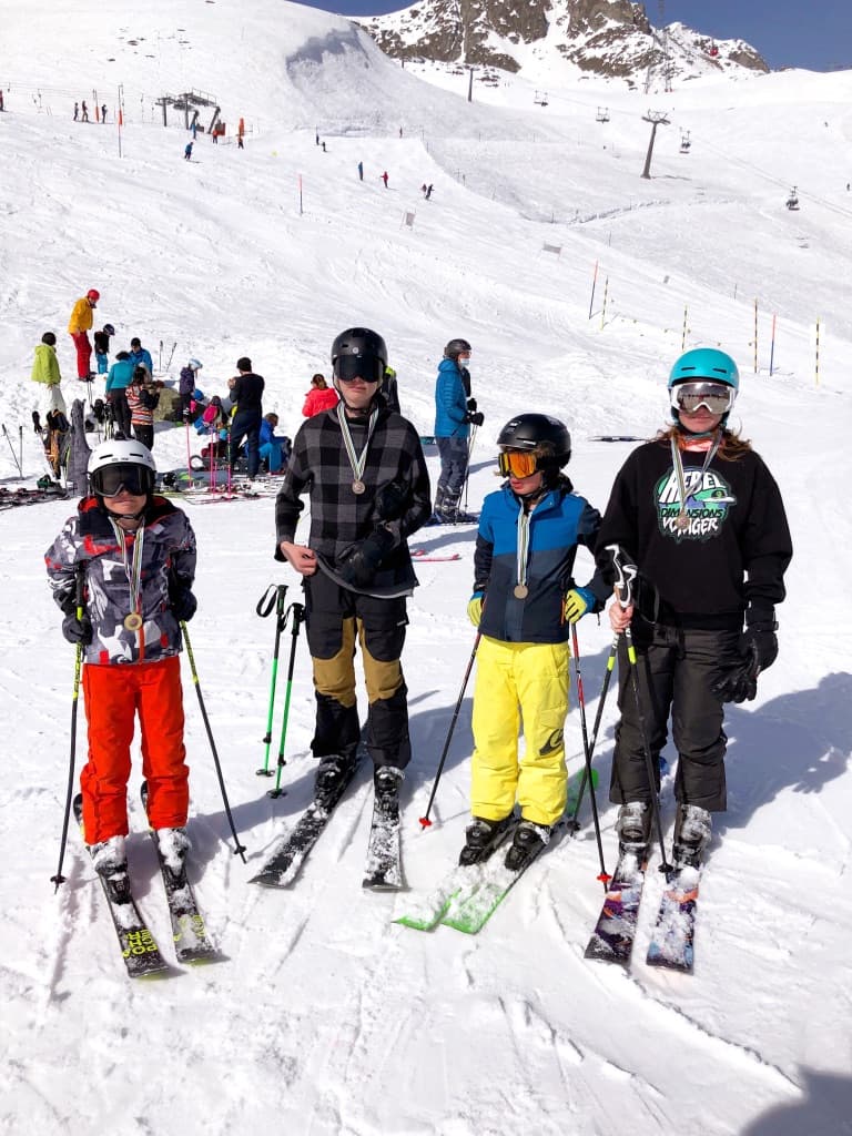 Let's ski - Schiferien in der Aletscharena  mit allen Kindern bei vollem Sonnenschein und traumhaften Schnee