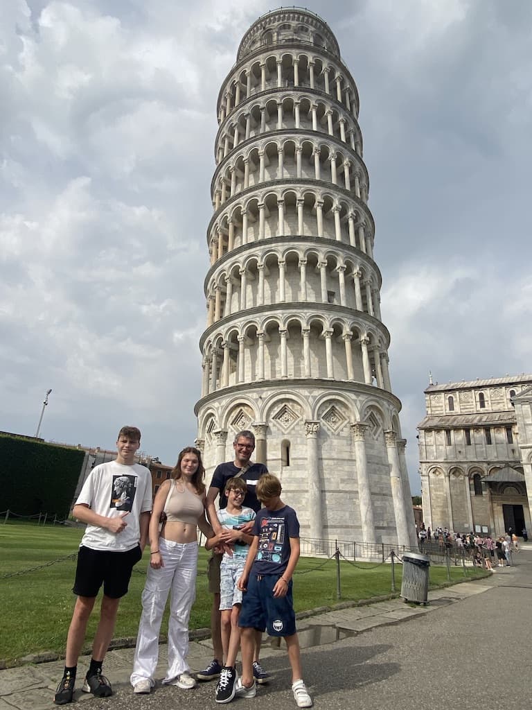 Turn von Pisa im Juli mit den 4 Kindern mit leichten Nieselregen als Startschuss für unsere Italienferien