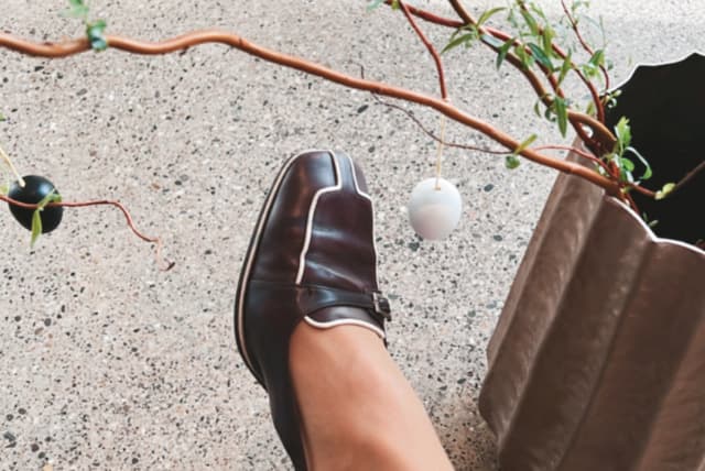 Schuhe mit Absatz statt Sneakers - das signalisiert Office Day statt HomeOffice