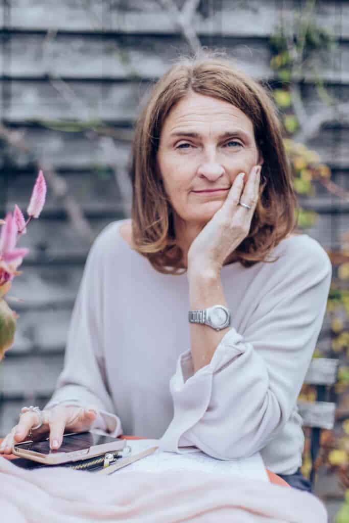 Gertrud Angerer nachdenklich im Garten