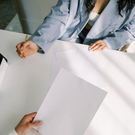 kostenfreies Erstgespraech zusammen am Tisch sitzen