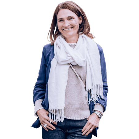 Gertrud Angerer, traumasensible Nervensystem-Coachin, lächelt freigestellt