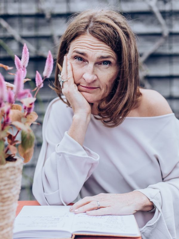 Gertrud Angerer am Ideen sammeln im Garten