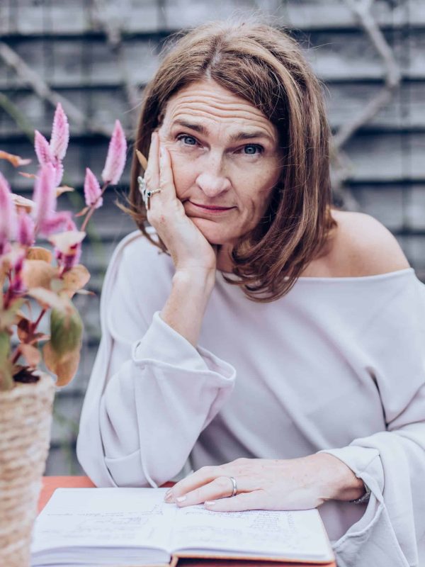 Gertrud Angerer am Ideen sammeln im Garten